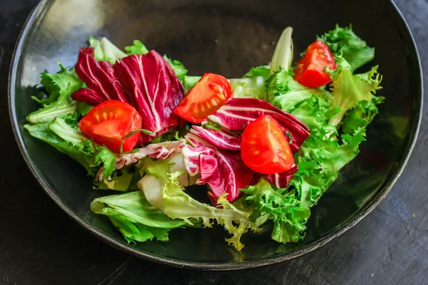 Gesunder Salat Blättermischsalat Mikrogemüse Gurken Tomaten Zwiebeln Andere Zutaten Keto — Stockfoto