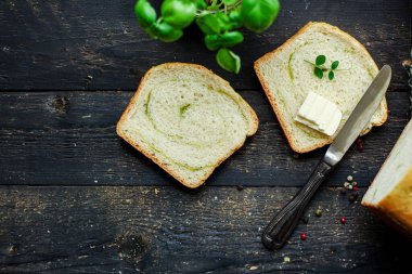 Ispanaklı ekmek rulosu ve ev yapımı şifalı otlar sağlıklı yemek. metin için yiyecek arkaplan üst görünümü kopyalama alanı