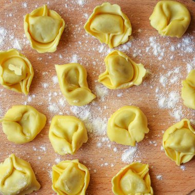  Menü konsepti sağlıklı beslenme ile makarna tortellini. Sağlıklı yemek masası ayarları için yemek arkaplanı üst görünüm kopyalama alanı