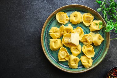  Menü konsepti sağlıklı beslenme ile makarna tortellini. Sağlıklı yemek masası ayarları için yemek arkaplanı üst görünüm kopyalama alanı