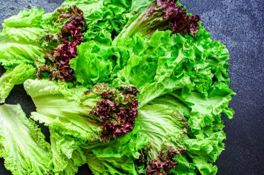 Marul salata sebze menüsü konseptini sağlıklı beslenme olarak bırakır. yemek arkaplanı üst görünüm metin sağlıklı yeme tablosu için kopyalama alanı ayarlama keto veya paleo organik ürün diyeti