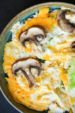 Yağda kızartılmış yumurtalı mantar menüsü konsepti sağlıklı beslenme. textketo ya da paleo için yiyecek arkaplan üst görünümü kopyalama alanı