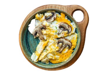 Yağda kızartılmış yumurtalı mantar menüsü konsepti sağlıklı beslenme. textketo ya da paleo için yiyecek arkaplan üst görünümü kopyalama alanı