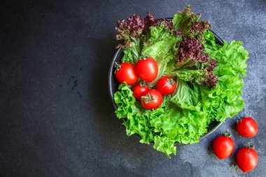Salata sebzeleri, marul ve domates menüsü sağlıklı beslenme konsepti. yemek arkaplanı üst görünüm metin sağlıklı yeme tablosu için fotokopi alanı ayarlama keto veya paleo diyeti organik
