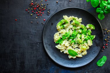 makarna creste di galli yeşil sos naneli pesto menüsü konsepti sağlıklı yeme. yemek arkaplan görünümü metin sağlıklı yeme için kopyalama alanı