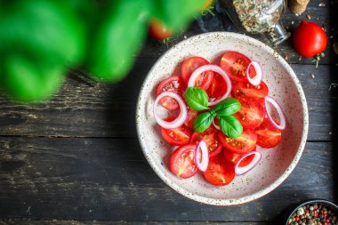 Domates ve fesleğen salatası menüsü sağlıklı beslenme konsepti. yemek arkaplanı üst görünüm metin sağlıklı yeme tablosu için fotokopi alanı ayarlama keto veya paleo diyeti organik