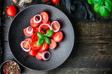 Domates ve fesleğen salatası menüsü sağlıklı beslenme konsepti. yemek arkaplanı üst görünüm metin sağlıklı yeme tablosu için fotokopi alanı ayarlama keto veya paleo diyeti organik