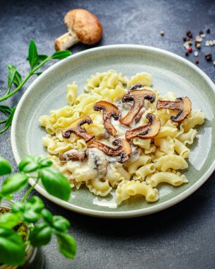 Mantarlı makarna creste di galla sosu ve kremalı menü konsepti sağlıklı beslenme. yiyecek arkaplanı üst görünüm kopyalama alanı