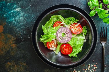 Sağlıklı salata, yapraklar karışık salata (mikro yeşiller, salatalık, domates, diğer malzemeler) keto veya paleo diyeti arka plan fotokopi alanı 