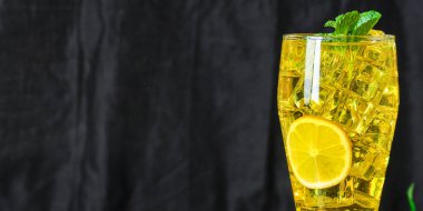 Limonata, buzlu içecek, menü, sağlıklı beslenme. metin için yiyecek arkaplan üst görünümü kopyalama alanı