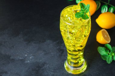 Limonata, buzlu içecek, menü, sağlıklı beslenme. metin için yiyecek arkaplan üst görünümü kopyalama alanı