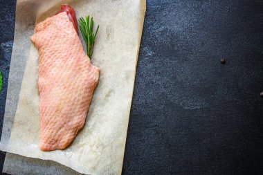 Ördek göğsü çiğ fileto, ızgara et. Menü yemeği arka planda keto ya da paleo diyeti. Üst Manzara. Boşluğu kopyala