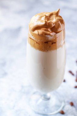 Dalgona kahve trend buz içeceği cappuccino ya da latte yumuşacık krema kamçılı menü konsept yiyecek arka plan fotokopi alanı