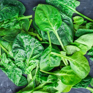 Ispanak taze yeşil yaprak menüsü konsepti sağlıklı beslenme. yemek arkaplanı üst görünüm metin sağlıklı yeme tablosu için fotokopi alanı ayarlama keto veya paleo diyeti organik