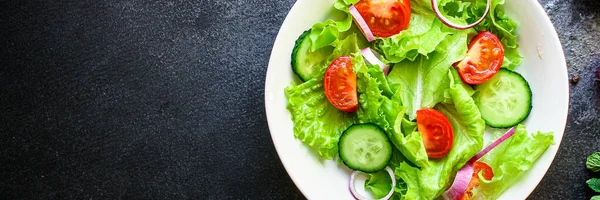 Gezonde Salade Tomaat Komkommer Mix Bladeren Andere Ingrediënten Top Menu — Stockfoto