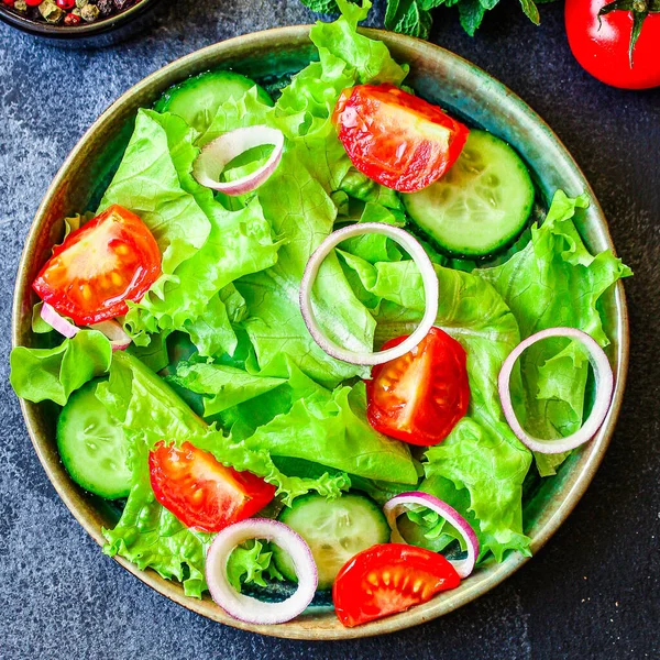 健康沙拉 西红柿 混合叶 其他配料 是菜单上的首要概念 食品背景 抄袭太空酮或古生物饮食 — 图库照片