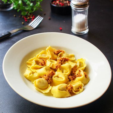 Tortellini, dolgulu makarna (ravioli veya hamur köftesi) menü kavramı. Yemek geçmişi. üst görünüm kopyalama alanı