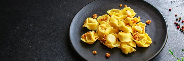 Tortellini, dolgulu makarna (ravioli veya hamur köftesi) menü kavramı. Yemek geçmişi. üst görünüm kopyalama alanı