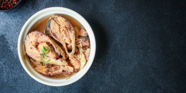 Konserve balık uskumrusu menüsü sağlıklı beslenme konsepti. metin keto veya paleo diyet peskataryan için yiyecek arkaplan üst görünüm kopyalama alanı
