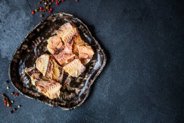Konserve balık uskumrusu menüsü sağlıklı beslenme konsepti. metin keto veya paleo diyet peskataryan için yiyecek arkaplan üst görünüm kopyalama alanı