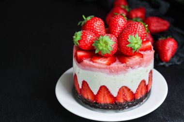 Cheesecake strawberrie, tatlı mascarpone tatlı pasta ve sağlıklı servis edilen böğürtlen menüsü konsepti. metin için yiyecek arkaplan üst görünümü kopyalama alanı