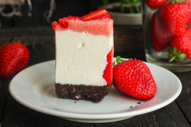 Cheesecake strawberrie, tatlı mascarpone tatlı pasta ve sağlıklı servis edilen böğürtlen menüsü konsepti. metin için yiyecek arkaplan üst görünümü kopyalama alanı