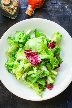 Sağlıklı salata, yapraklar karışık salata (mikro yeşillikler, sebze atıştırmalıkları). yiyecek arkaplanı, metin keto veya paleo diyeti için kopyalama alanı 