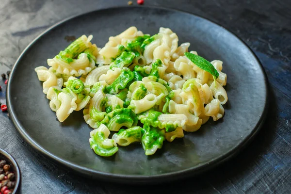 Makaron Zielony Sos Pesto Creste Galli Menu Koncepcja Zdrowe Jedzenie — Zdjęcie stockowe