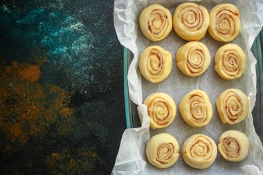 Tarçınlı çörek ev yapımı hamur işi menü konsepti sağlıklı yiyecek arka planı üst görünüm kopyalama alanı