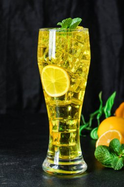 Limonata, buzlu içecek, menü, sağlıklı beslenme. metin için yiyecek arkaplan üst görünümü kopyalama alanı