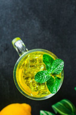 Limonata, buzlu içecek, menü, sağlıklı beslenme. metin için yiyecek arkaplan üst görünümü kopyalama alanı
