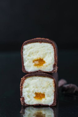 Çikolata meyveli peynir, tatlı tatlı menü konsepti sağlıklı yemek. yiyecek arkaplanı üst görünüm tablo ayarı