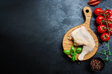 Tavuk budu çiğ et menüsü konsepti. textketo ya da paleo diyet organik sağlıklı beslenme için yiyecek arkaplan üst görünüm kopyalama alanı