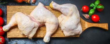 Tavuk budu çiğ et menüsü konsepti. textketo ya da paleo diyet organik sağlıklı beslenme için yiyecek arkaplan üst görünüm kopyalama alanı