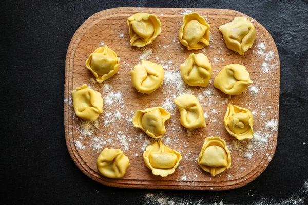 Tortellini makarna doldurulmuş Ravioli Menüsü konsepti. yiyecek arkaplanı üst görünüm kopyalama alanı
