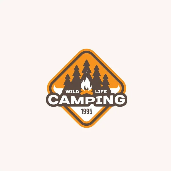 Camping och utomhus äventyr retro logo, badge, klistermärke, stämpel för din design. Sommar och vinter semester insignier. Vektorillustration. — Stock vektor