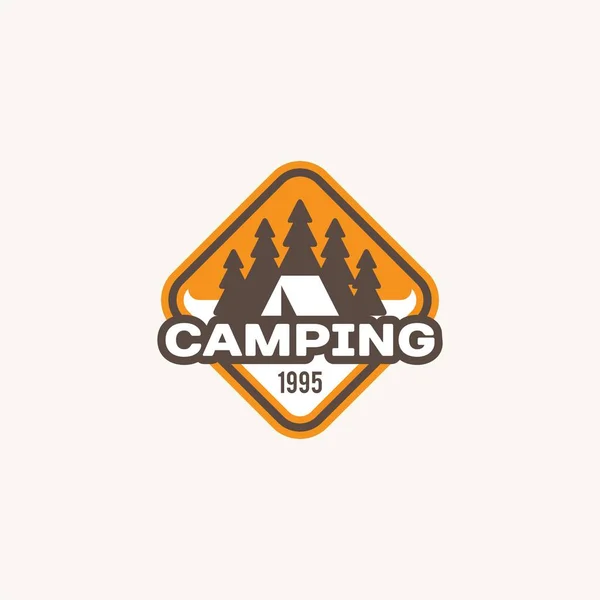 Camping y aventura al aire libre logotipo retro, insignia, pegatina, sello para su diseño. Insignia de las vacaciones de verano e invierno. Ilustración vectorial . — Vector de stock