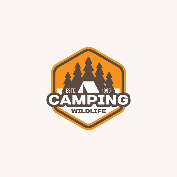 Camping e avventura all'aperto logo retrò, distintivo, adesivo, timbro per il vostro design. Insegne per vacanze estive e invernali. Illustrazione vettoriale . — Vettoriale Stock