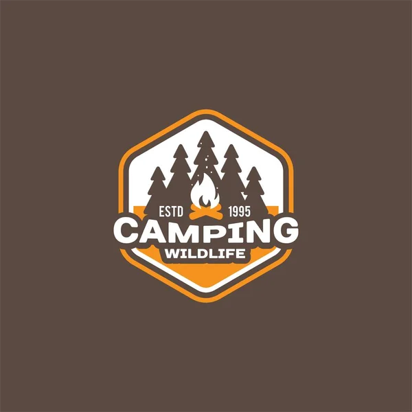 Camping e avventura all'aperto logo retrò, distintivo, adesivo, timbro per il vostro design. Insegne per vacanze estive e invernali. Illustrazione vettoriale . — Vettoriale Stock