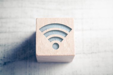 Ahşap bir bloktaki bir eş simgesinin masa üzerindeki Macro 'su
