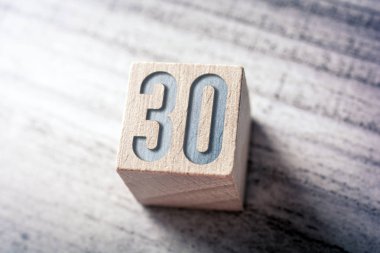 Tahta bir masanın üzerinde 30 numara.