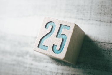 Masadaki tahta blokta 25 numara.