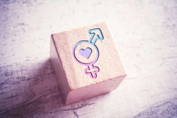 Erkek ve Kadın İçin Toplu Cinsiyet Simgeleri. Masanın üzerine kazınmış bir kalp.