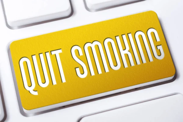 Smettere di fumare concetto con un giallo smettere di fumare pulsante su una tastiera bianca — Foto Stock