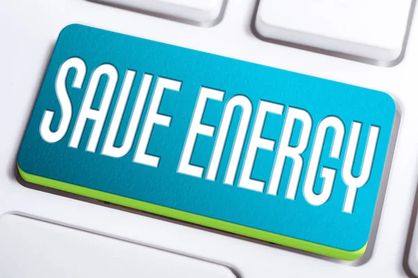 Enerji kavramını beyaz klavyede mavi tasarruf enerjisi tuşu ile kaydet
