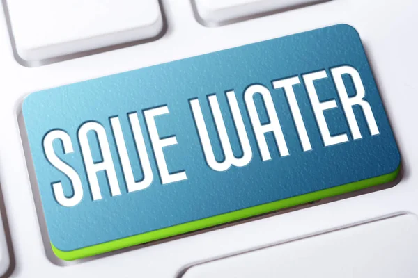 Bouton bleu Save Water sur un clavier blanc, concept de changement climatique — Photo