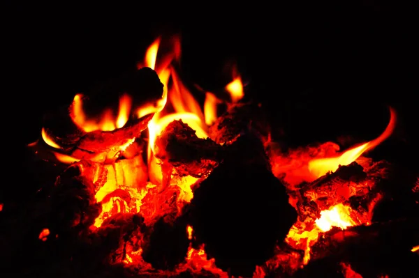 Feuer, Brennen, Flamme, Brennen, Wärme, Reaktion, Brennstoff, Holz, Hintergrund, dunkel — Stockbild Feuer, Brennen, Flamme, Brennen, Wärme — Stockfoto
