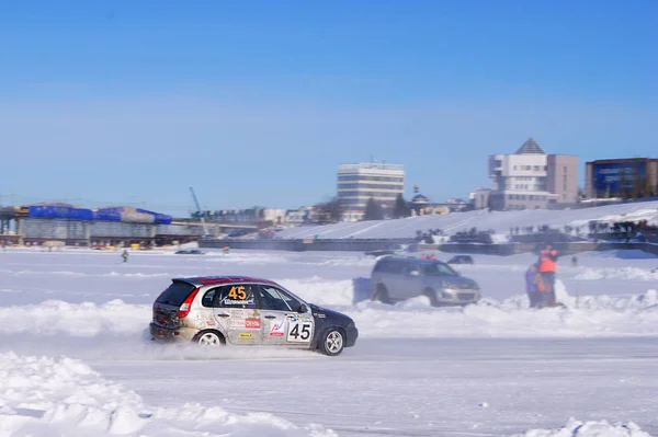 Sportbil race på, is, Volga, låten, 2017, Cheboksary — Stockfoto