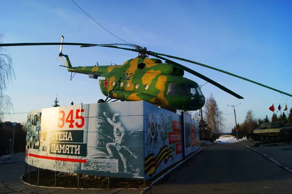 ヘリコプターの Mi-8、ヴィクトリースパーク、チェボクサル市 — ストック写真