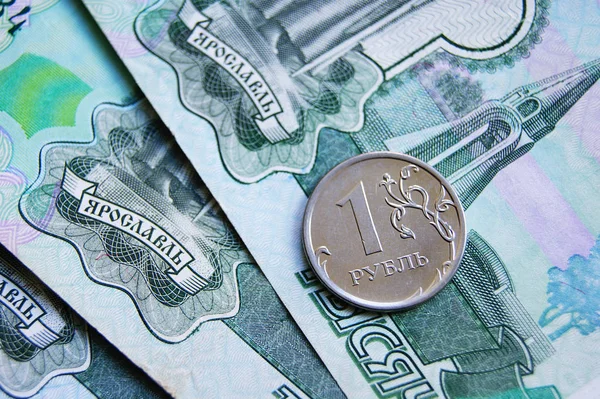 Рубль, деньги, монеты, купюры, фон, экономика, финансы — стоковое фото